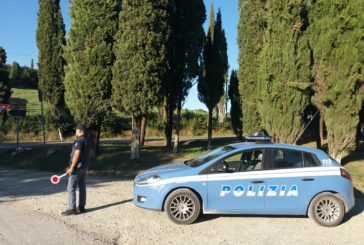 Completamente ubriaco alla guida non si ferma all’alt della Polizia