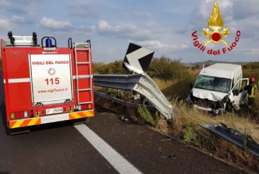 Furgone finisce  fuori strada sulla Siena-Bettolle