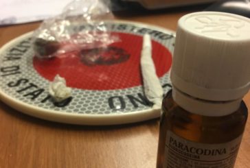 Controlli antidroga con i cani in piazza del Mercato: 19 giovani identificati