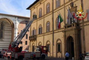 Cadono nuovi pezzi di arenaria dal Palazzo della Prefettura