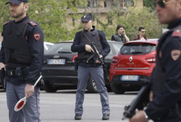 Alla guida ubriaco scappa dal posto di controllo della Polizia