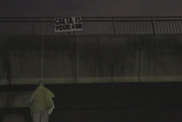 ROMA, MANICHINO DI GRETA THUNBERG APPESO SOTTO UN PONTE