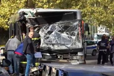 BUS CONTRO UN ALBERO A ROMA, 29 FERITI MA NESSUNO IN PERICOLO DI VITA