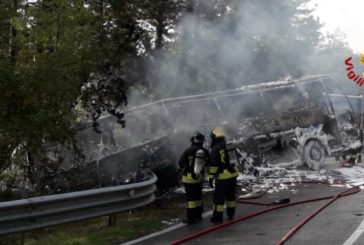 Bus va a fuoco e incendia il bosco a Castellina