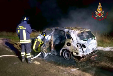 Un’auto prende fuoco mentre viaggia
