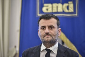 DECARO RIELETTO PER ACCLAMAZIONE PRESIDENTE DELL'ANCI