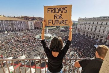 CLIMA, STUDENTI IN PIAZZA PER I "FRIDAYS FOR FUTURE"