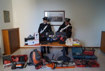 Fuga nella notte con il bottino ma i Carabinieri li inseguono e li arrestano