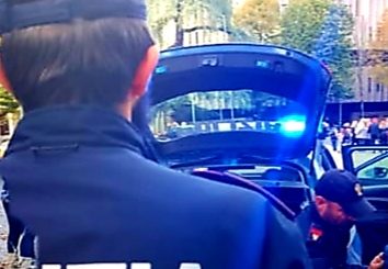 Ruba un portafoglio da furgone: la Polizia rintraccia e denuncia il ladro