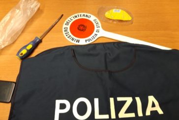 Bloccano una ladra in casa e la fanno arrestare dalla Polizia