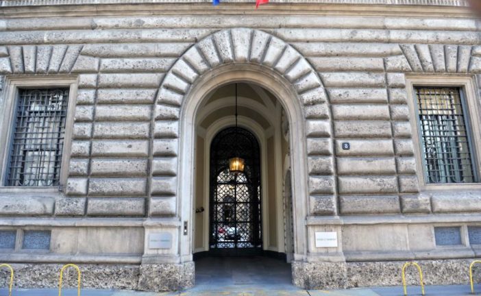 Intesa rende note le informazioni sull’adesione di Delfin