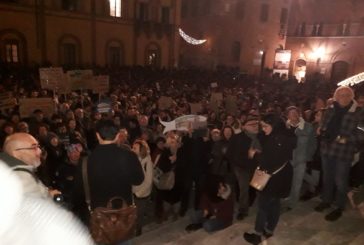 Con lo slogan “Siena si s-lega” oltre 1500 sardine si ritrovano in piazza Duomo