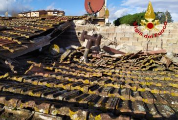 Crolla il tetto di una casa a Castellina scalo