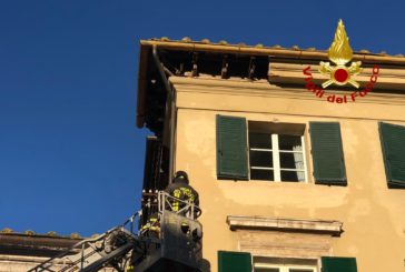 Cade un cornicione alle Logge del Papa