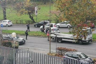 Auto si capotta in viale Bracci