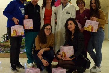 Gli studenti Erasmus di Siena donano panettoni ai piccoli pazienti delle Scotte