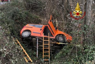 Cetona: auto fuori strada sulla provinciale della Montagna