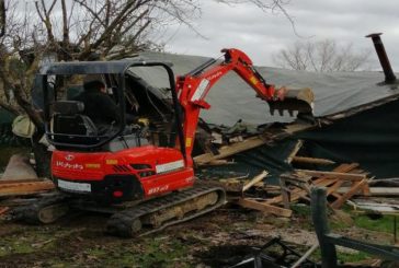 A Campotatti in corso la demolizione di manufatti abusivi