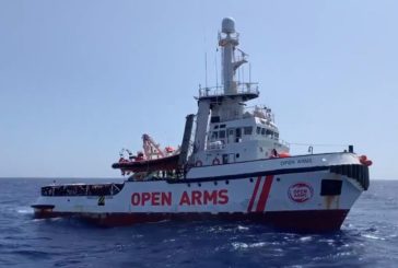 Sbarcano a Pozzallo i 363 migranti della Open Arms