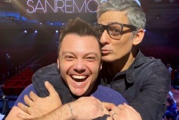 Sanremo, Fiorello abbraccia Tiziano Ferro "#fatevenarisata"