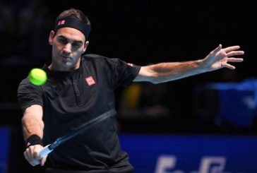 Federer operato al ginocchio, saltera' anche il Roland Garros