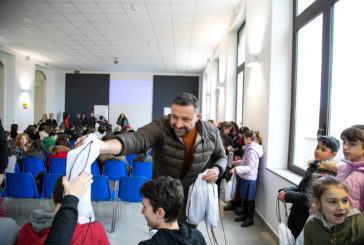 Chiusi: Nuove Acque dona 132 borracce in acciaio agli studenti delle scuole