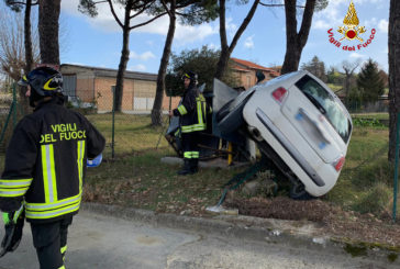 Urta una colonnina del gas e si ribalta: ferito un automobilista