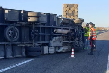 Furgone si capotta sulla Siena-Bettolle per un guasto