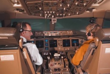 Bebe Vio sfida Parmitano e guida un aereo al simulatore