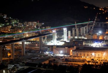 Il nuovo ponte di Genova illuminato dal Tricolore