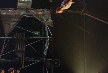 La magia circense, tra poesia e divertimento, ai Rinnovati con “Machine de cirque”