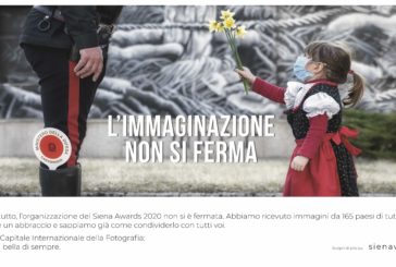 La bambina e il carabiniere: lo scatto che lancia il Siena Awards 2020