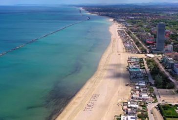 Cesenatico, in spiaggia un flash mob di… 301 lettini