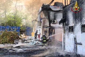 Esplosione in una fabbrica nel Napoletano, un morto e quattro feriti