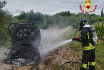 Auto distrutta dalle fiamme a Poggibonsi