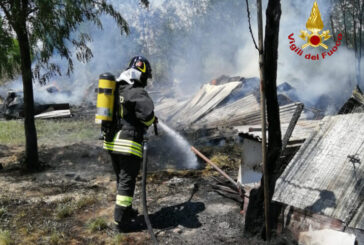 Capanni in fiamme a Colle: intervengono i Vigili del fuoco