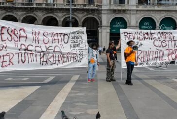 Manifestazione dei ‘gilet arancioni’ in piazza Duomo a Milano