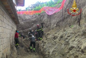 Frana travolge operai a Napoli, due morti