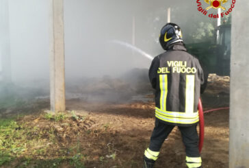 Incendio di rotoballe a Pian del Lago
