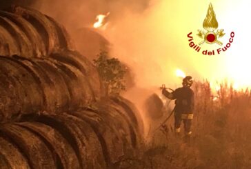 A fuoco 1200 rotoballe: Vigili del fuoco impegnati a Monticiano