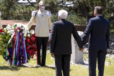 Incontro Mattarella e Pahor a Trieste, mano nella mano davanti a foiba