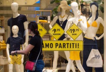 Saldi al via in tutta Italia, Confcommercio "Calo della spesa 40-50%"