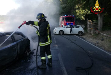 Auto in fiamme dopo un incidente a San Gimignano