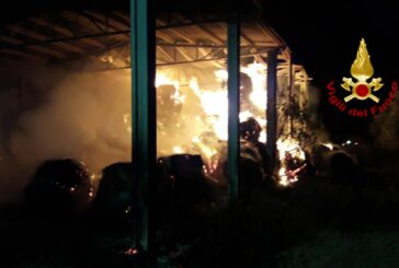 Incendio di rotoballe in un capannone a Frassini: Vigili del fuoco al lavoro