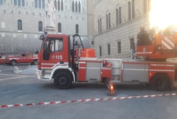 Maltempo in Toscana: a Siena cadono tegole dal Monte in piazza Salimbeni