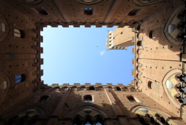 Palio del 2 luglio: nel Cortile del Podestà si svela il Drappellone