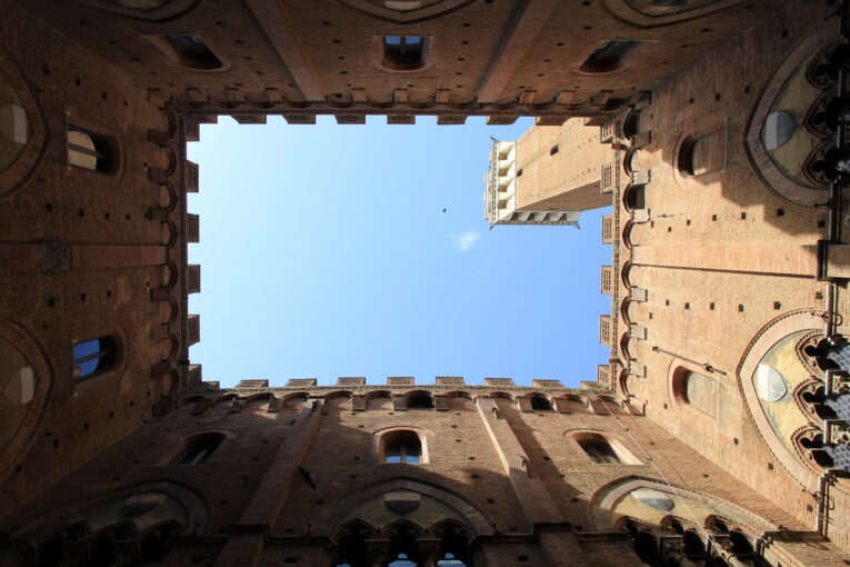 Palio del 2 luglio: nel Cortile del Podestà si svela il Drappellone