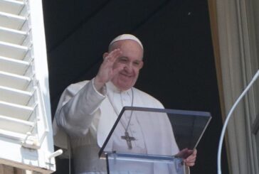 Papa "Senza lavoro le famiglie non vanno avanti"