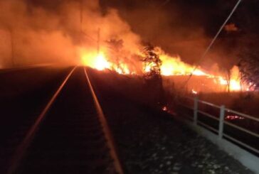 Abruzzo nella morsa del fuoco, a L'Aquila fiamme fino al centro abitato