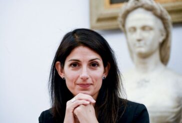 Roma, Raggi ai consiglieri M5s "Mi ricandido"